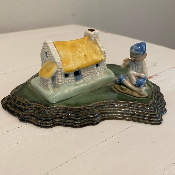 Shamrock Pottery By Wade Of Armagh Leprechaun Cottage Figurine Made in Ireland - Picture 3 of 10